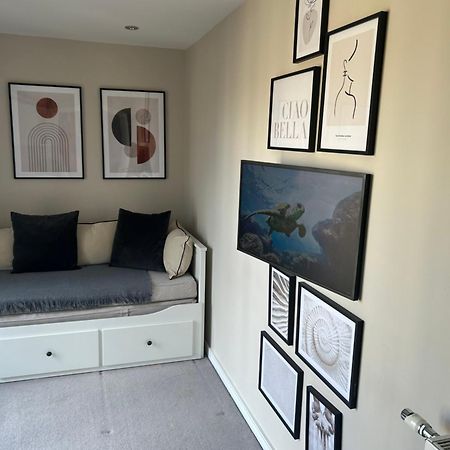 Cosy Bedroom In Luxury Apartment Лондон Екстериор снимка