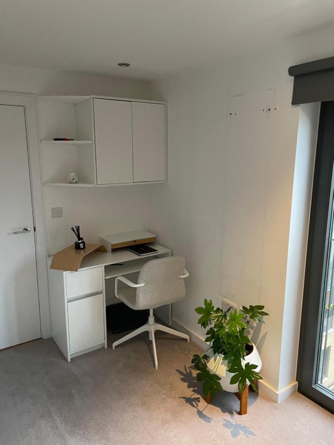 Cosy Bedroom In Luxury Apartment Лондон Екстериор снимка