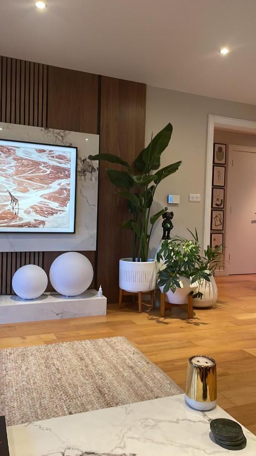 Cosy Bedroom In Luxury Apartment Лондон Екстериор снимка